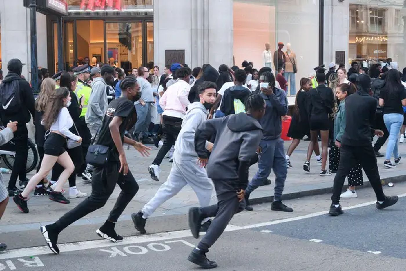 Scènes de chaos devant l'Apple Store d'Oxford Street à Londres
