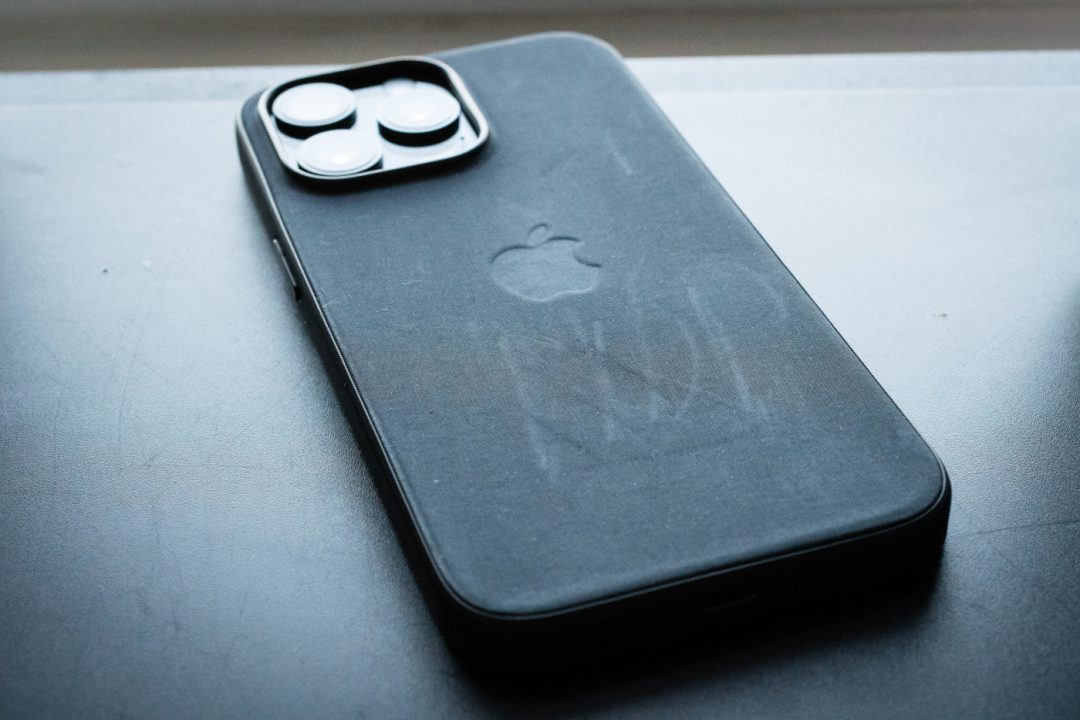 Apple - Coque en tissage fin avec MagSafe pour iPhone 15 Pro Max