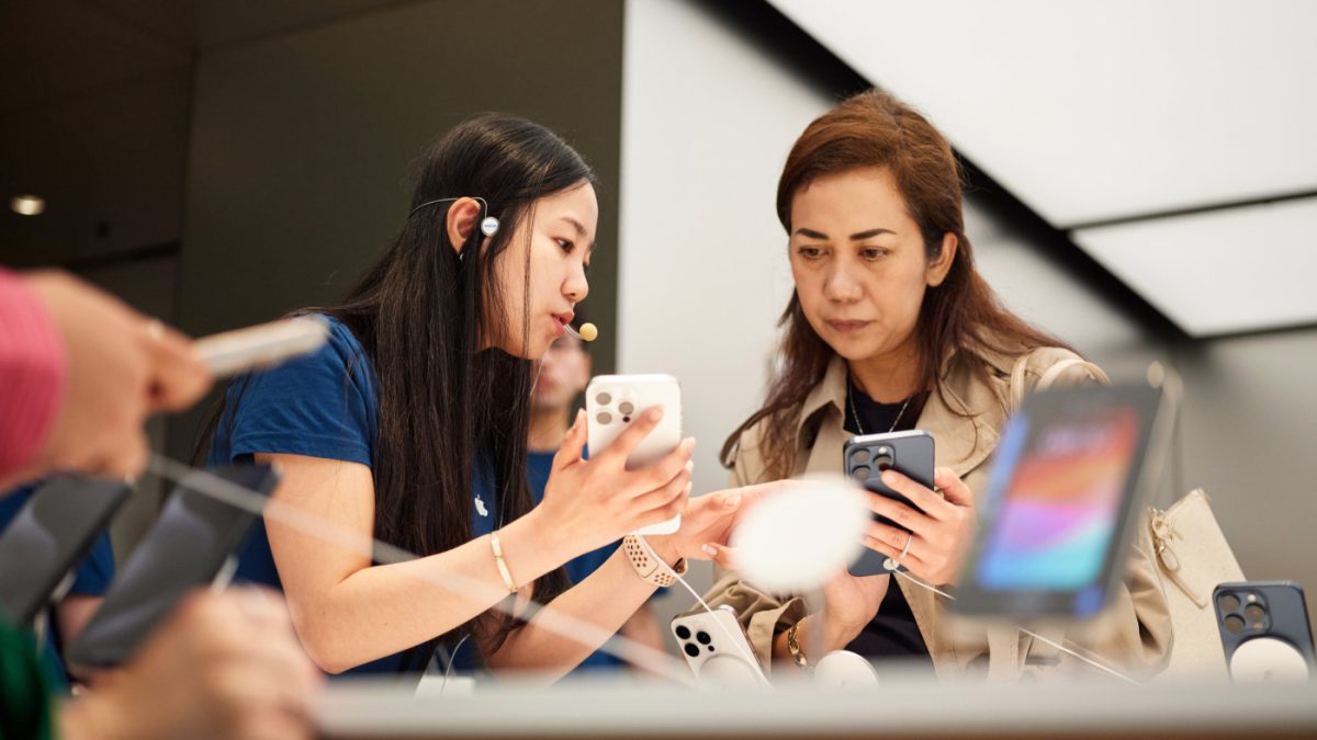Employee Apple Store Client iPhone 15 Pro Max