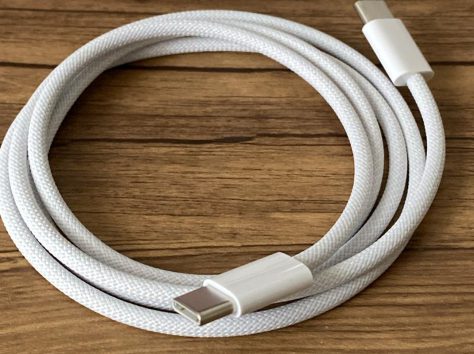 Image article iPhone 15 (Pro) : un câble USB-C blanc pour tous les modèles