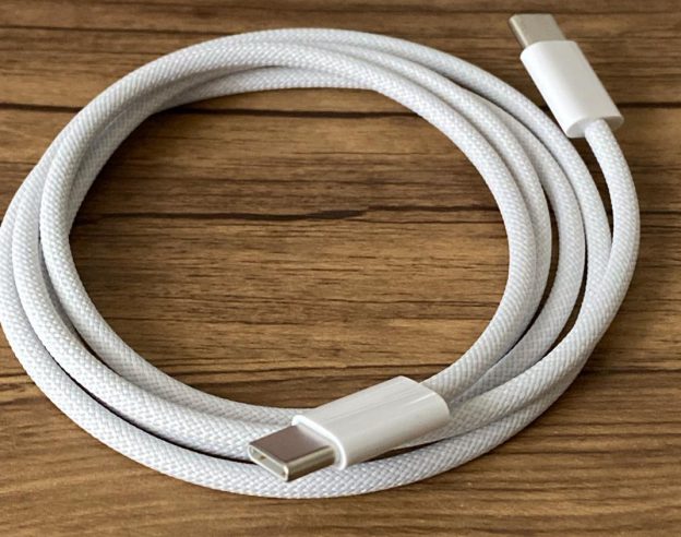 cable USB-C blanc iPhone 15 Pro - iPhoneAddict