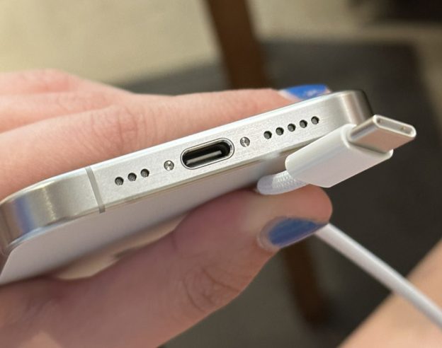 iPhone 15 Port USB-C et Cable