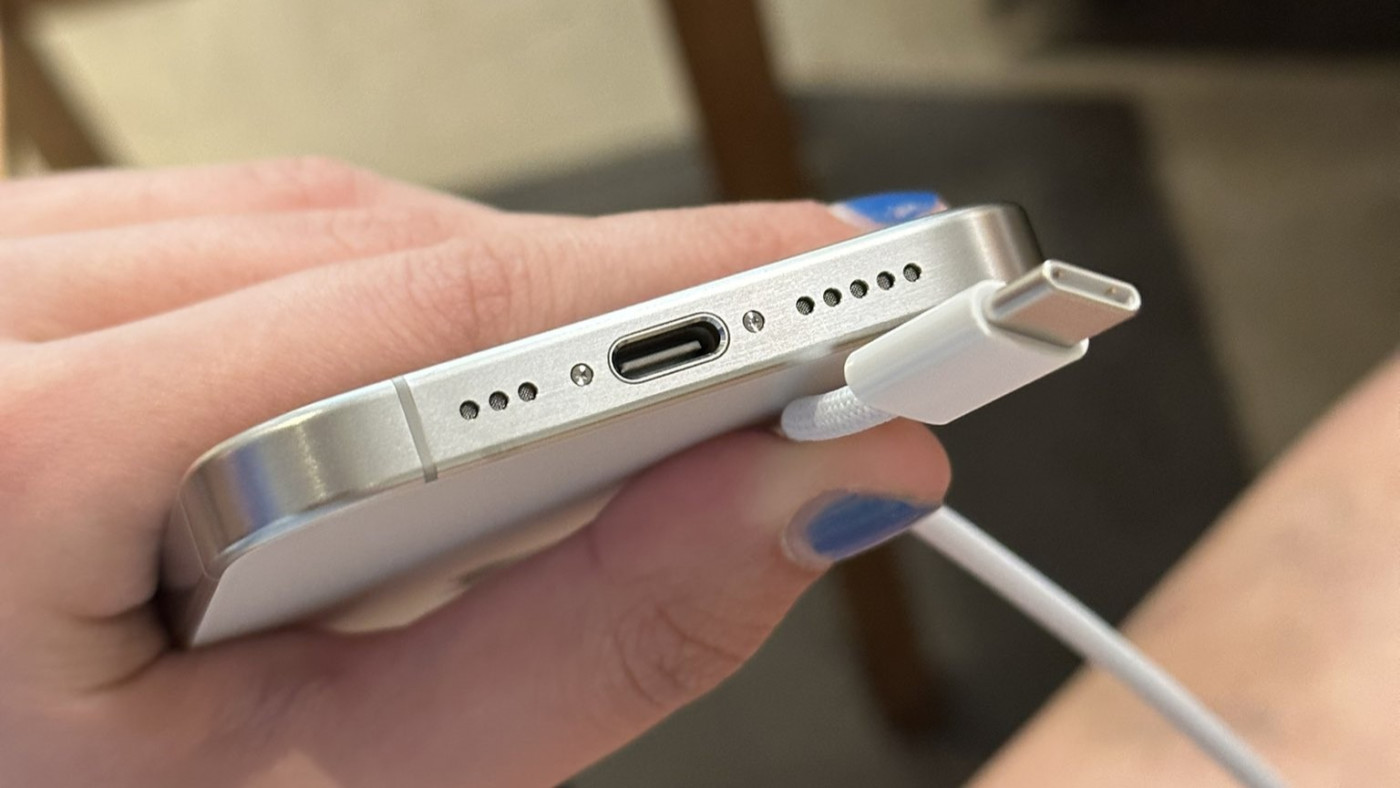 iPhone 15 Port USB-C et Cable