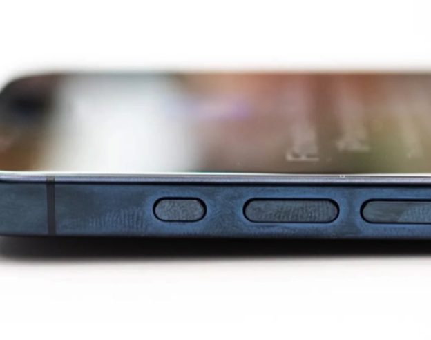 Image iPhone 15 Pro : Apple admet que vos empreintes peuvent altérer la couleur du boîtier en titane