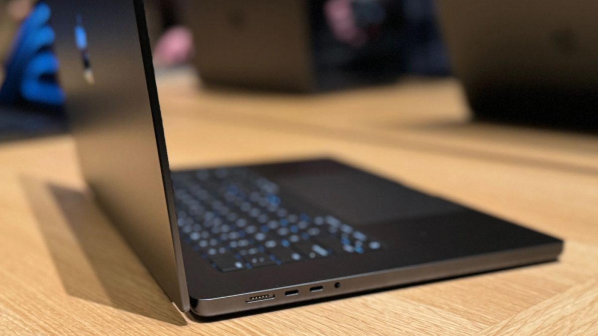 MacBook Pro 2023 M3 Pro Noir Sideral Ports USB-C MagSafe