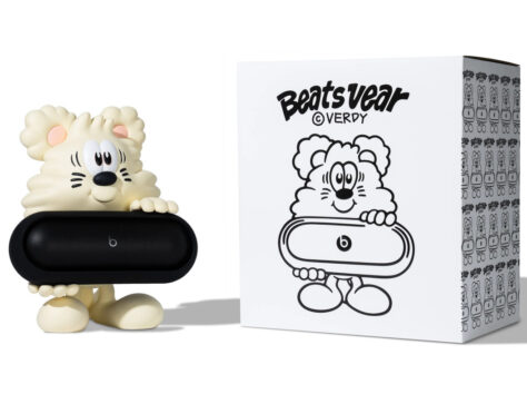 Image article Un partenariat entre Apple et Verdy pour une figurine qui tient la Beats Pill