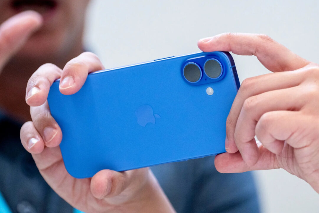 iPhone 16 Arriere Capteurs Photo Prise en Main Bleu