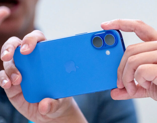 iPhone 16 Arriere Capteurs Photo Prise en Main Bleu