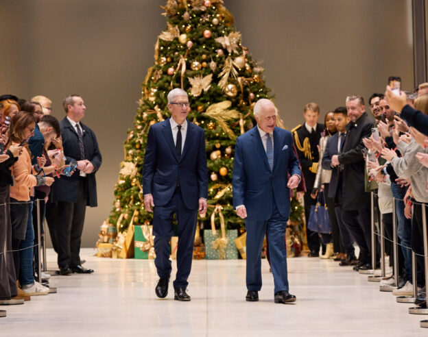 Image Le roi Charles III visite le siège d’Apple au Royaume-Uni avec Tim Cook