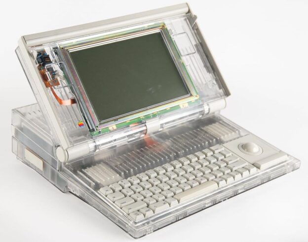 Image Un rare Apple-1 et un Macintosh Portable transparent proposés aux enchères