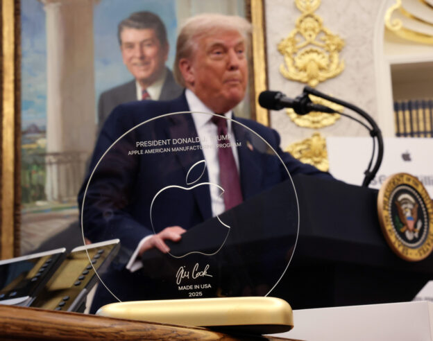 Image Tim Cook offre un socle en or 24 carats et en verre à Donald Trump
