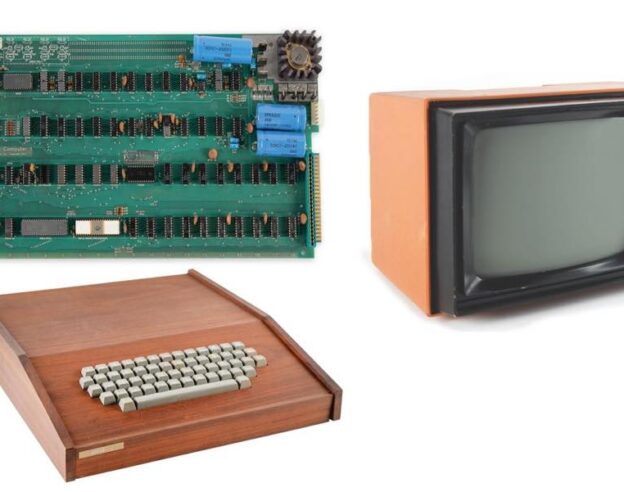 Image Un rare Apple-1 dans son boîtier en bois d’origine adjugé 475 000 dollars aux enchères