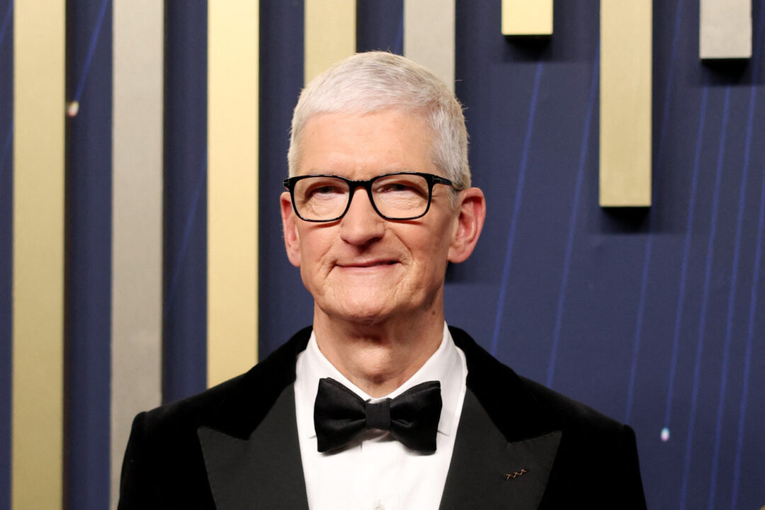 Tim Cook Emmy Awards 2025 Sourire