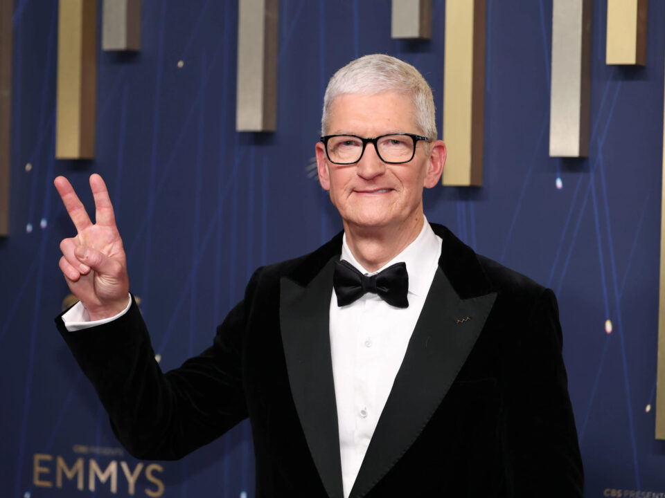 Tim Cook Emmy Awards 2025 Sourire Signe Peace
