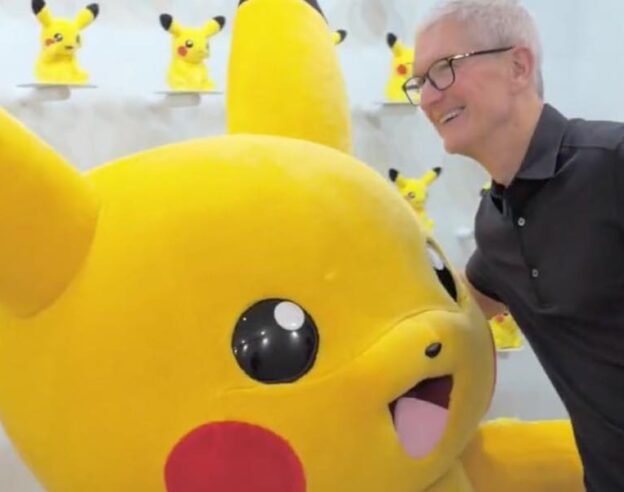 Image Tim Cook poursuit sa tournée japonaise avec un Pikachu, un boys band… et un jeu Dragon Ball