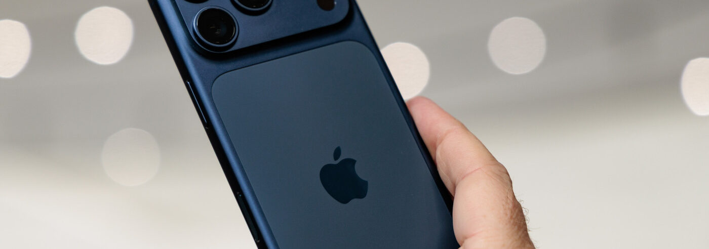 iPhone 17 Pro Arriere Bleu Prise en Main