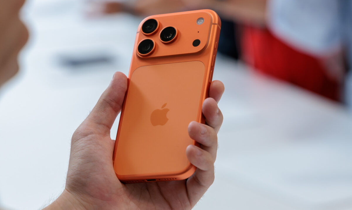 iPhone 17 Pro Arriere Orange Prise en Main