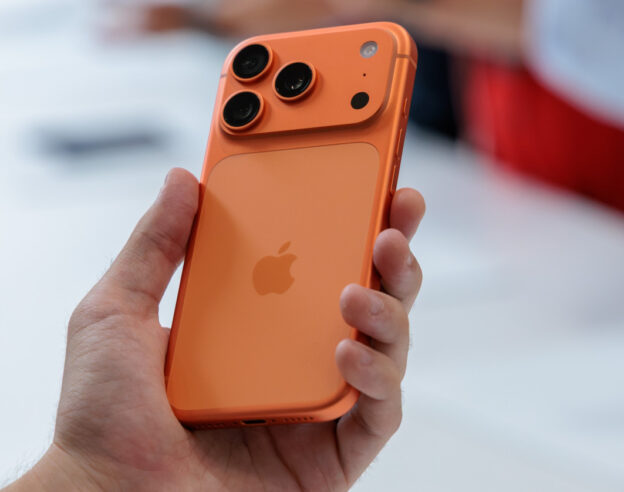iPhone 17 Pro Arriere Orange Prise en Main