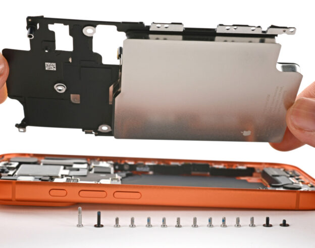 Image Démontage iPhone 17 Pro : un aperçu de la chambre à vapeur et de la réparation