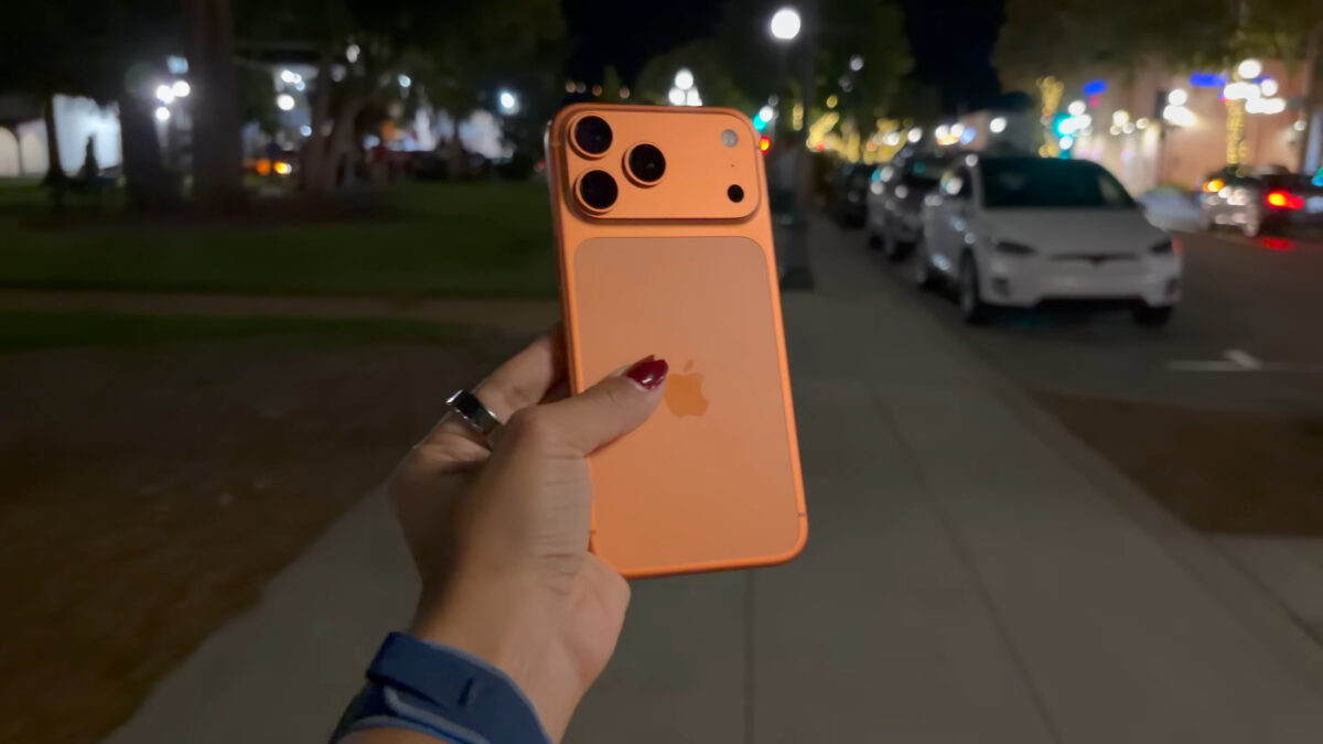 iPhone 17 Pro Max Orange Arriere Prise en Main