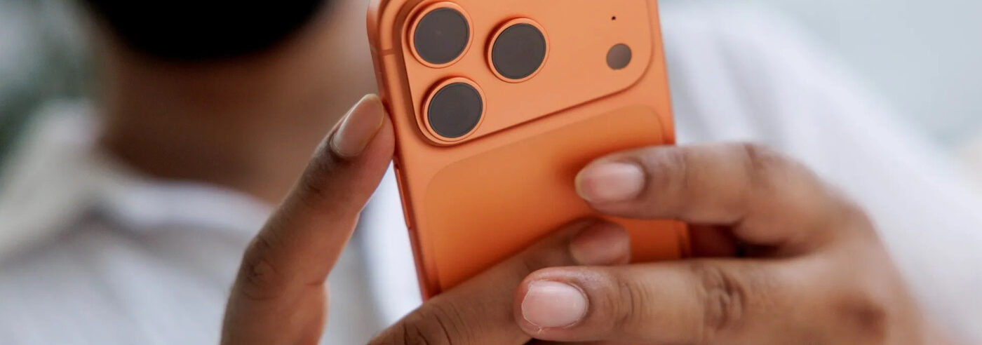 iPhone 17 Pro Orange Arriere Prise en Main