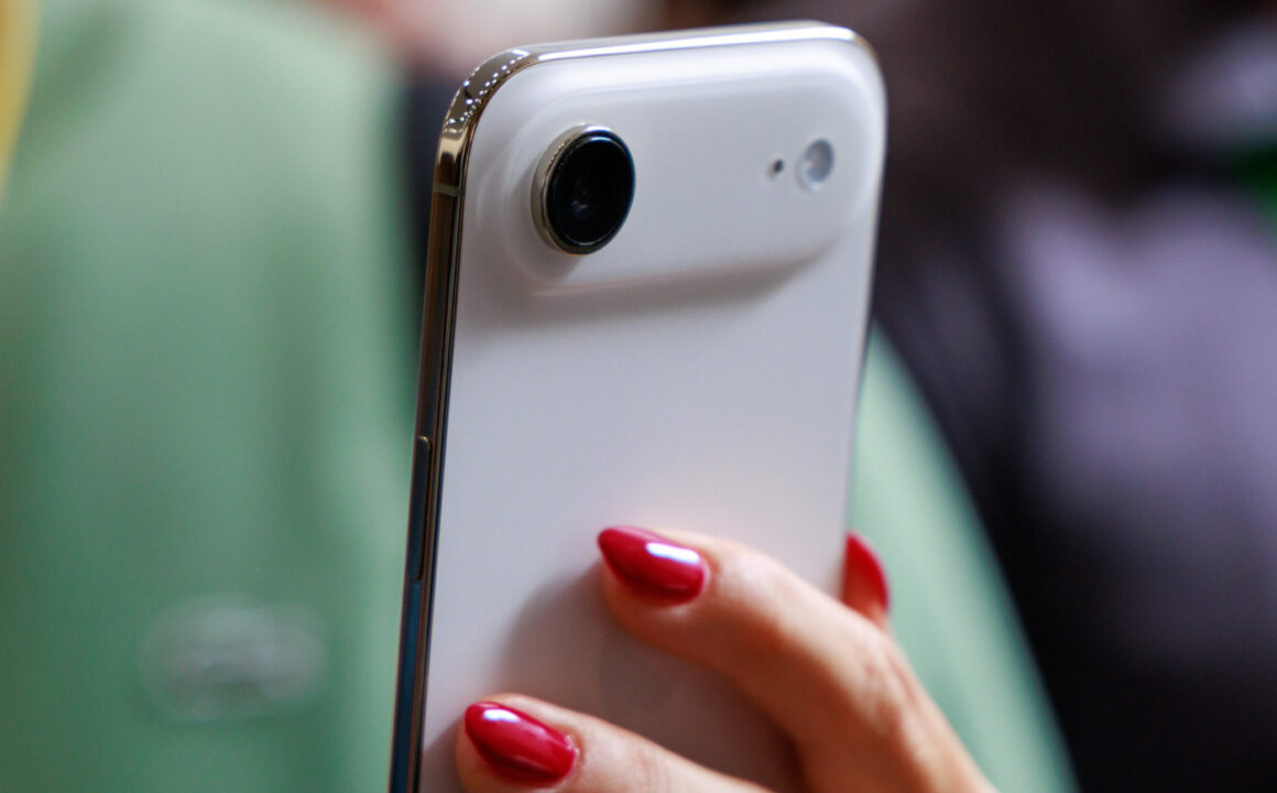 iPhone Air Arriere Capteur Photo Prise en Main