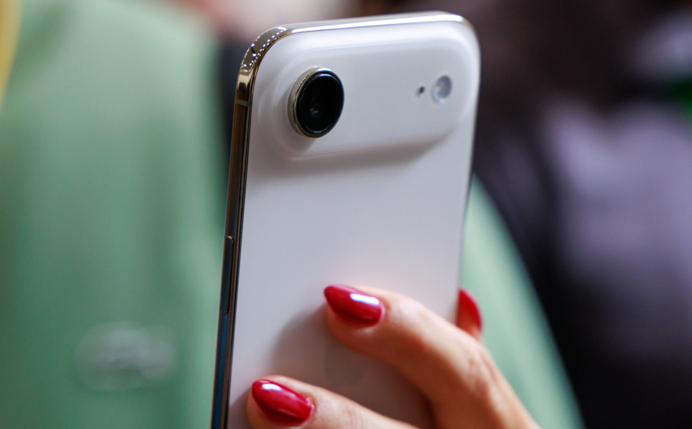 iPhone Air Arriere Capteur Photo Prise en Main