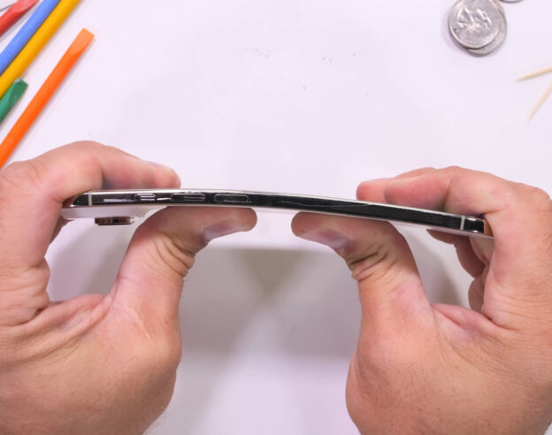 Image L’iPhone Air réussit le test du pliage : il ne se casse pas facilement