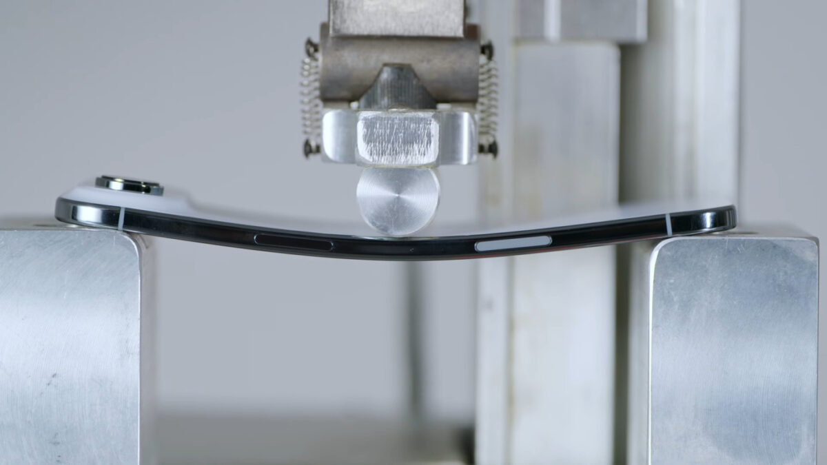 iPhone Air Torsion Pliage