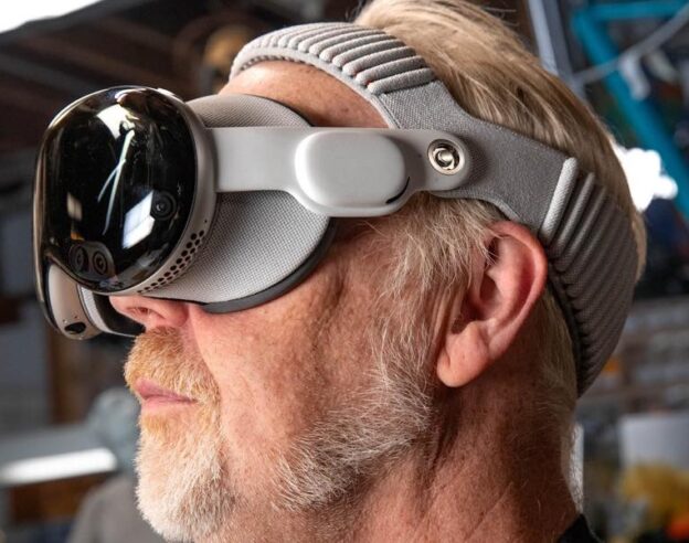 Image Apple Vision Pro M5 : Adam Savage passe en revue les quelques atouts du nouveau casque XR d’Apple