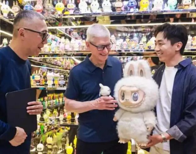 Image Tim Cook cède à la folie des Labubu… tout en vantant l’iPad Pro et l’iPhone 17 Pro au passage