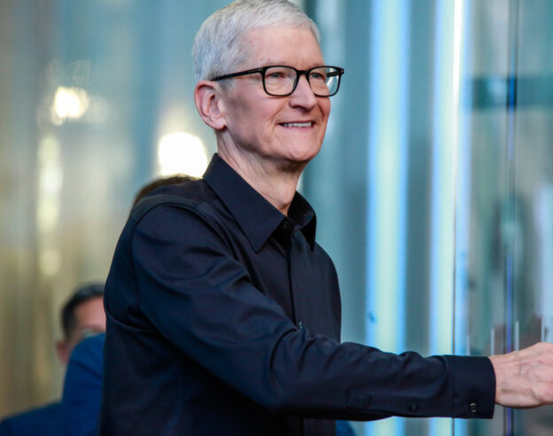 Image Tim Cook confirme le nouveau Siri avec IA pour 2026
