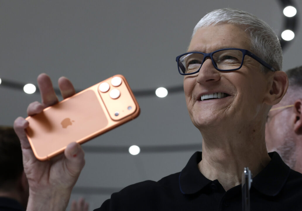 Tim Cook Sourire iPhone 17 Pro Orange Prise en Main