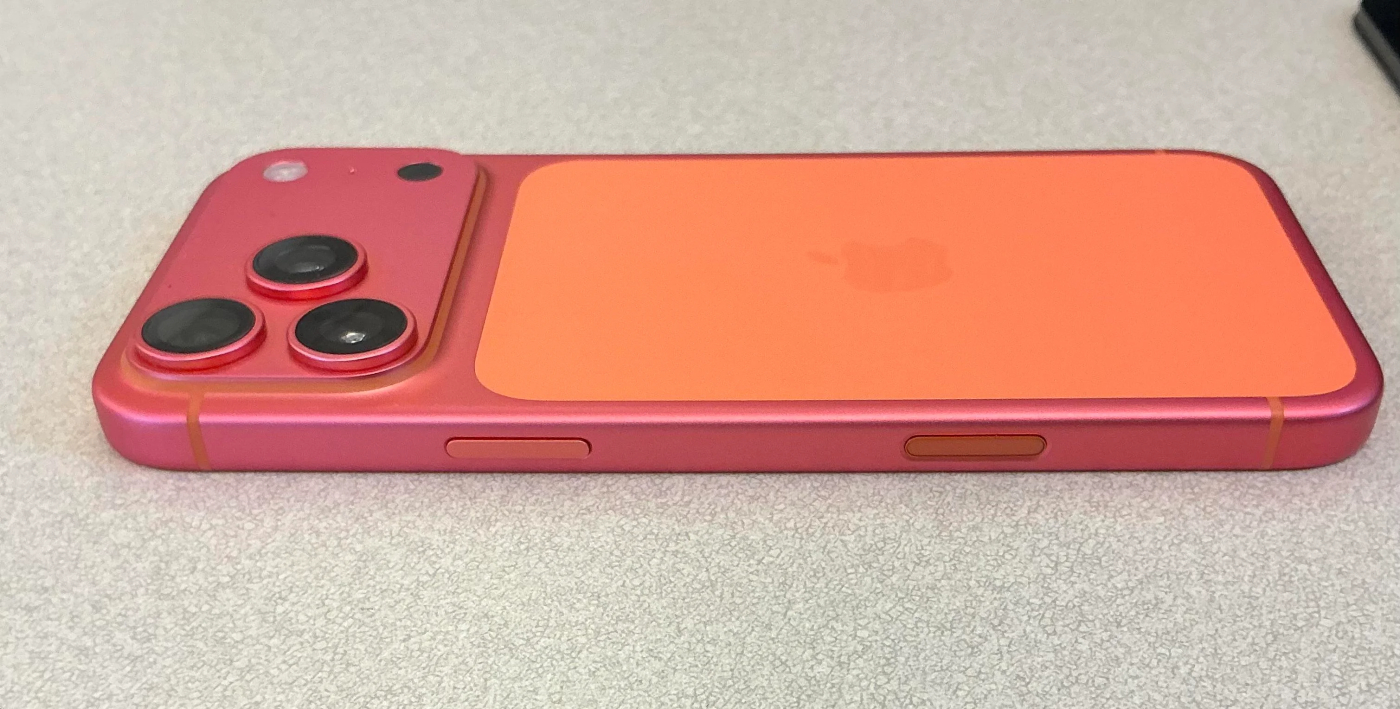 iPhone 17 Pro orange qui vire au rose : un test rassure sur la décoloration