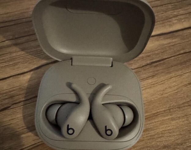Image [Test] Powerbeats Fit (2025) : des écouteurs sport qui misent sur la stabilité, l’autonomie et la simplicité