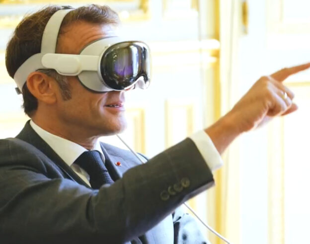 Image Emmanuel Macron utilise l&rsquo;Apple Vision Pro pour son récap de l&rsquo;année