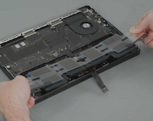 Image Apple a vraiment simplifié le remplacement de la batterie sur le MacBook Pro M5 14 pouces