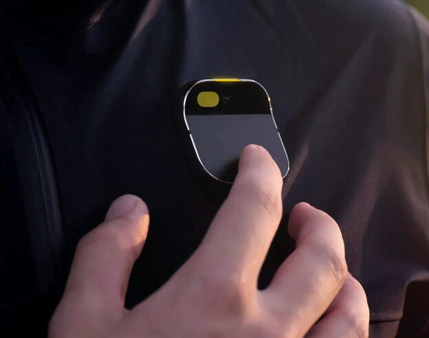 Image Apple développe un badge IA avec des caméras et micros