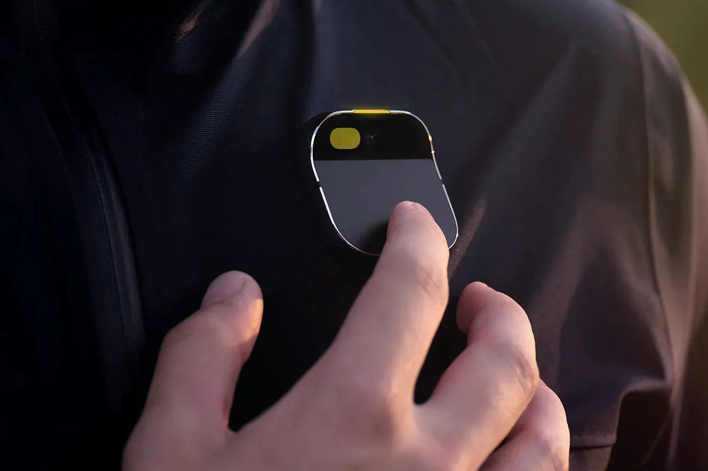 Apple développe un badge IA avec des caméras et micros