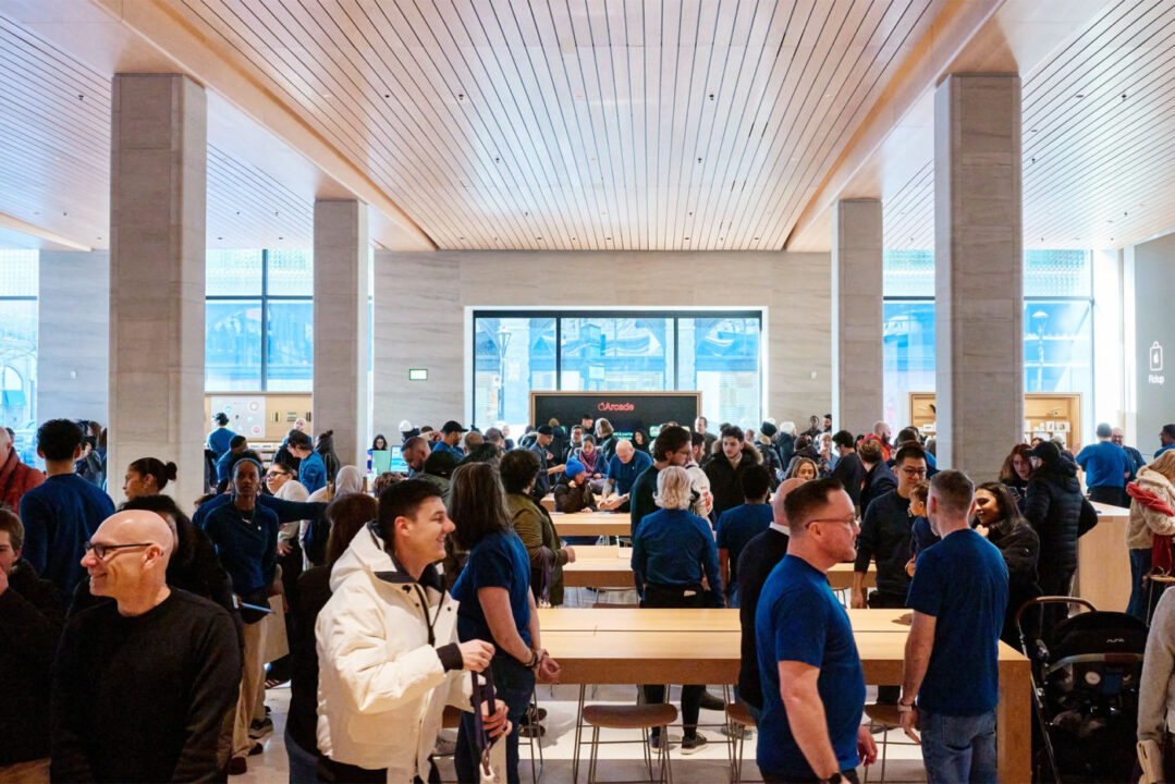 Apple Store Sainte-Catherine Montreal Quebec Canada Interieur