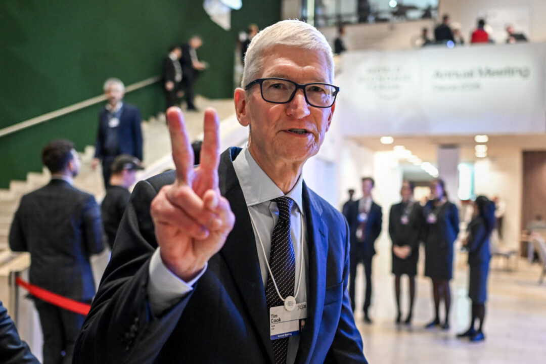 Tim Cook Signe V Main Davos 2026