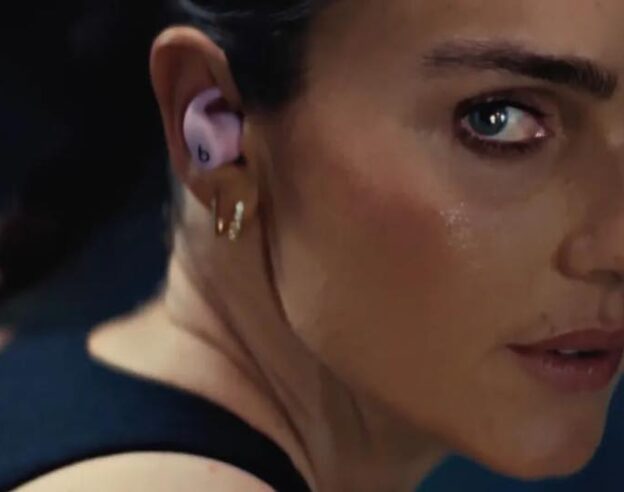 Image Beats mise sur Kirsty Godso pour promouvoir les Powerbeats Fit et l’esprit de performance