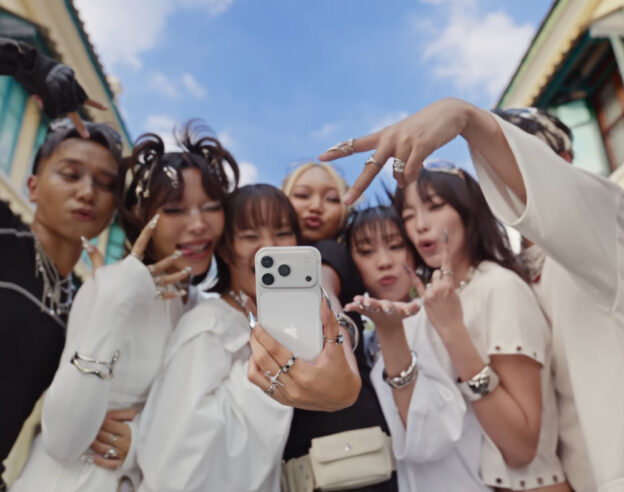 Image iPhone 17 : une nouvelle pub d&rsquo;Apple vante les selfies de groupe