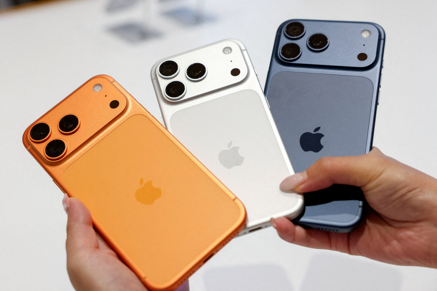 iPhone 17 Pro vs iPhone 17 Pro Max Arriere Prise en Main Coloris