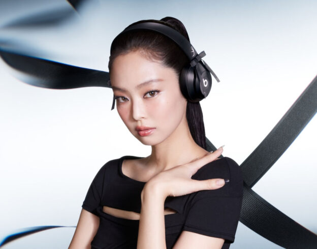 Image Beats (Apple) lance un casque Solo 4 noir avec JENNIE et un câble USB-C de 3 mètres