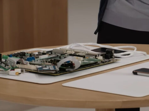 Image article 50 ans d&rsquo;Apple : Tim Cook découvre de rares prototypes d&rsquo;iPhone et d&rsquo;iPod