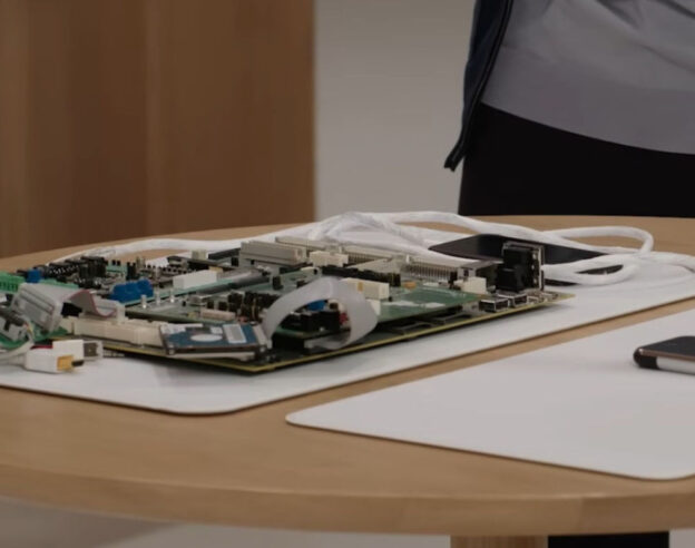 Image 50 ans d&rsquo;Apple : Tim Cook découvre de rares prototypes d&rsquo;iPhone et d&rsquo;iPod