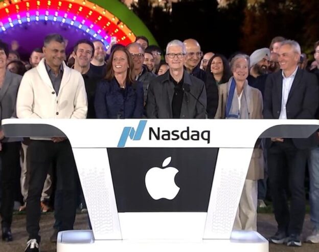 Image Apple a 50 ans : Tim Cook ouvre le Nasdaq et prononce un discours de remerciement