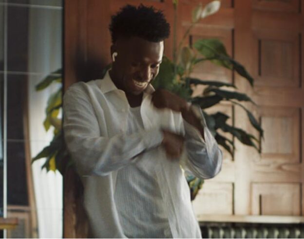 Image Apple met Vinicius Júnior en scène pour vanter la réduction de bruit des AirPods Pro 3