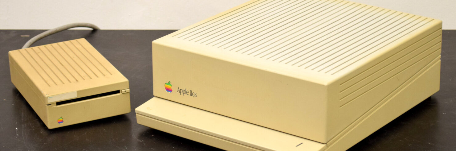 Apple IIGS de 1986 accompagné d’un lecteur de disquettes 3,5 pouces